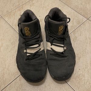 Nike Kyrie Flytrap Men’s Black Basketball Sneakers